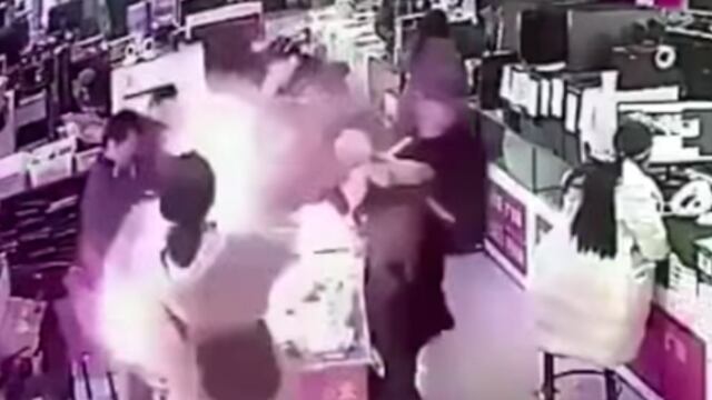 Momento del incidente capturado en un video de las cámaras de seguridad.
