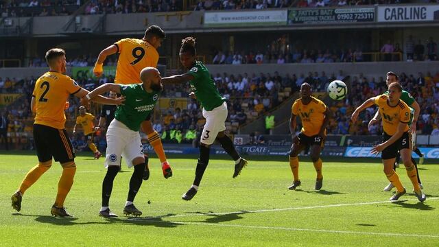 Raúl Jiménez remata a portería.