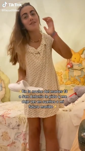 Jóvenes haciendo el ritual de San Antonio