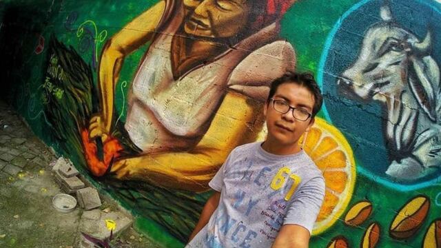 El activista Héctor Domínguez frente a uno de sus murales.