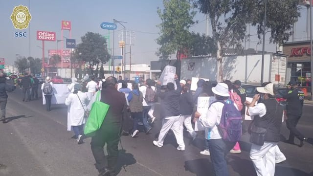 Marcha de médicos en Calzada Ignacio Zaragoza