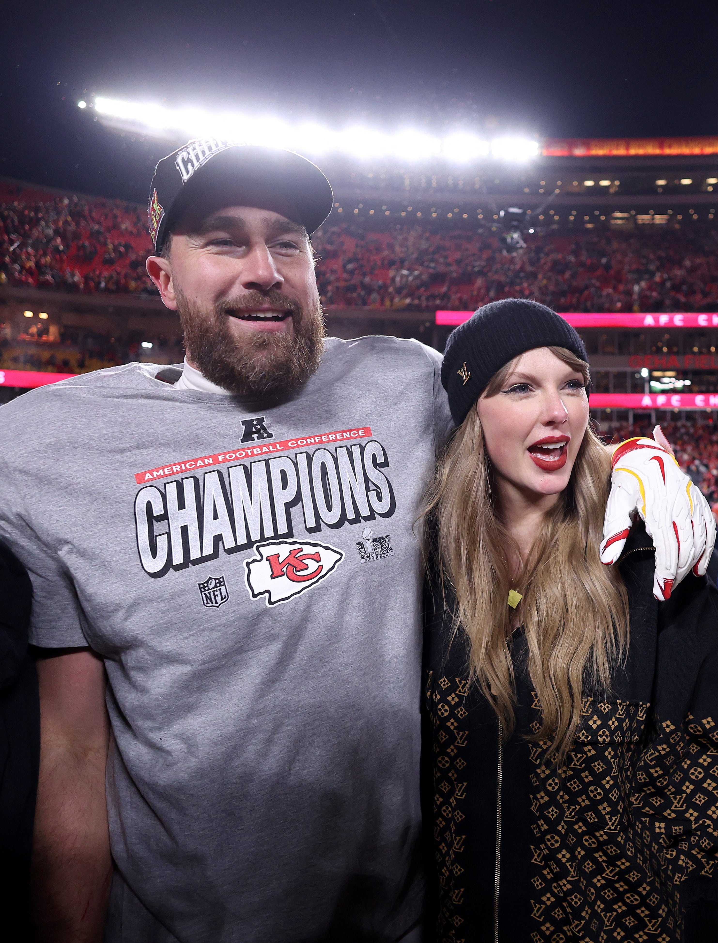El beso de Taylor Swift y Travis Kelce ante en triunfo de los Kansas City Chiefs para su pase al Super Bowl 2025