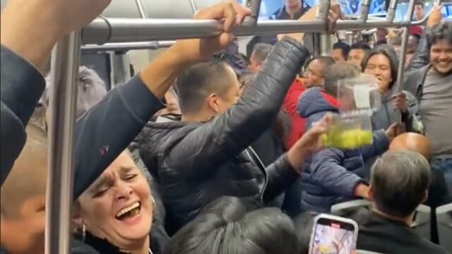 VIDEO: Rolan las uvas entre usuarios del Metrobús y se desean ¡Feliz Año Nuevo 2025!