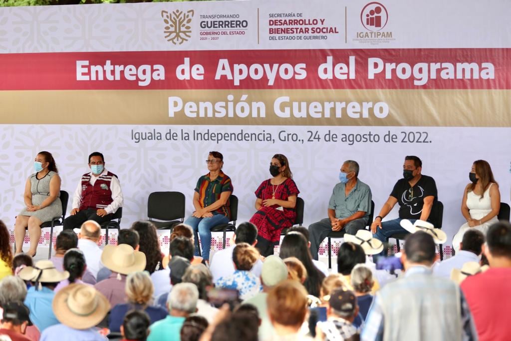 Evelyn Salgado entrega apoyos del programa "Pensión Guerrero" a la zona norte en Iguala