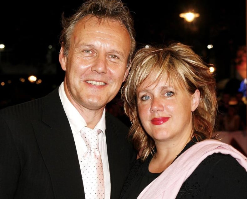 Anthony Stewart Head y su esposa Sarah Fisher