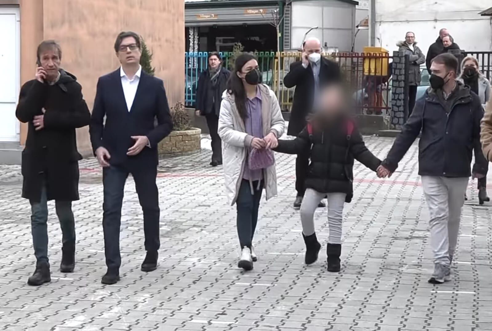 Presidente lleva a niña con síndrome de Down a la escuela