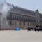 VIDEO: Normalistas de Ayotzinapa lanzan petardos contra Palacio Nacional; hay al menos 4 policías lesionados