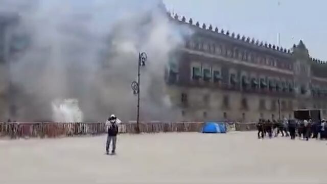 Normalistas de Ayotzinapa avientan petardos contra Palacio Nacional