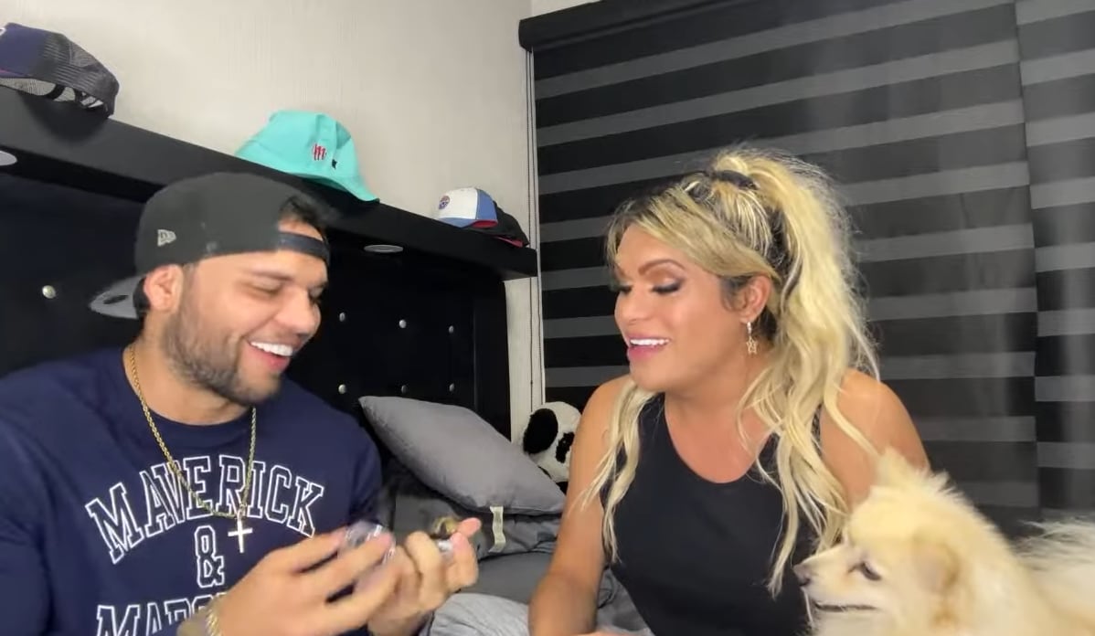 Marlon Colmenarez saca supuesto anillo de compromiso para Wendy Guevara.