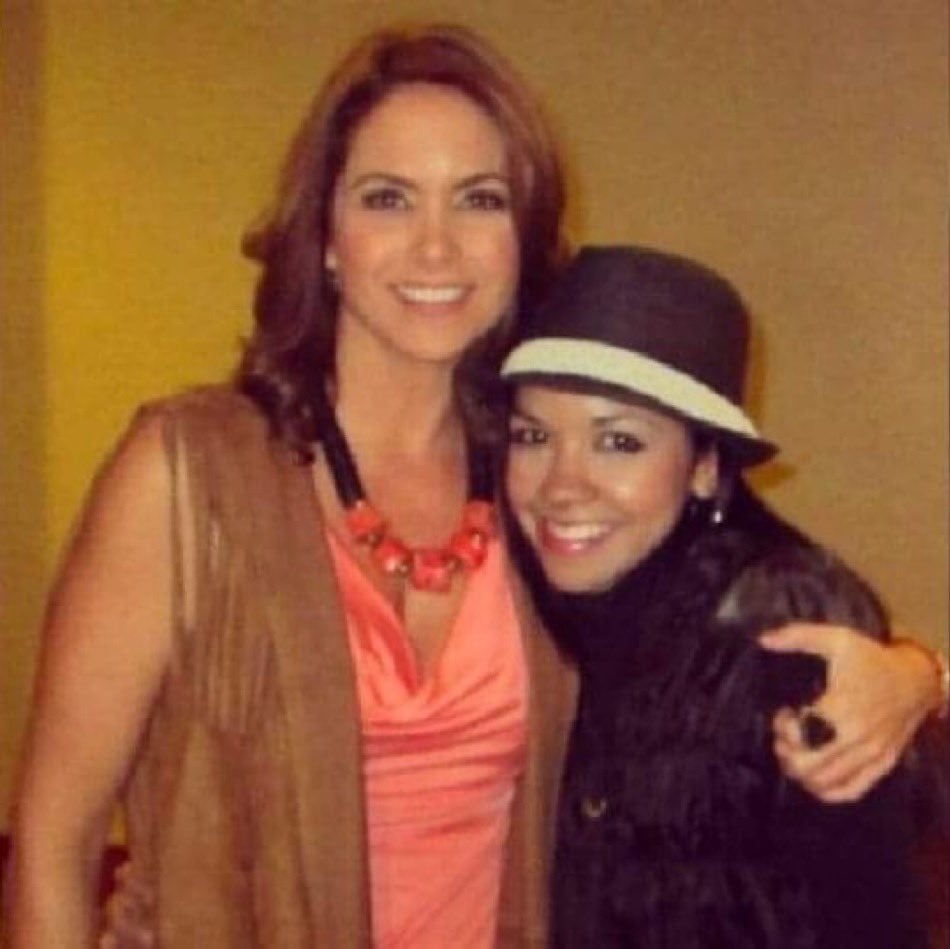 Lucero con su mayor fan Maika Torres.