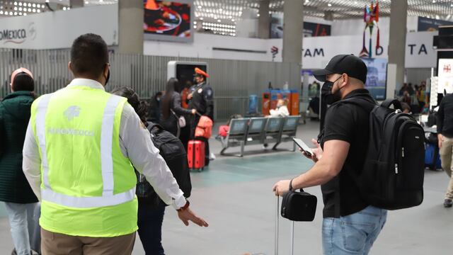 Largas filas de espera y saturación en mostradores por parte de pasajeros de la línea aérea Aeroméxico por la cancelación de vuelos