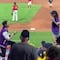 Pide matrimonio en partido de béisbol; su novia “lo batea” (video)