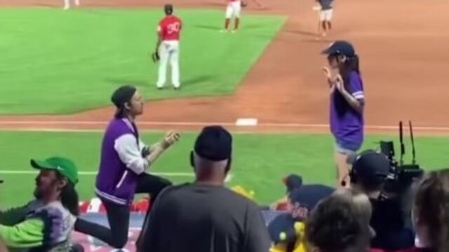Propuesta de matrimonio en juego de béisbol