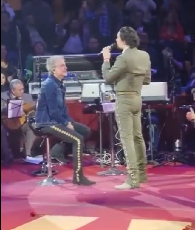 Alejandro Fernández llora cuando su hijo le canta en la Feria de León