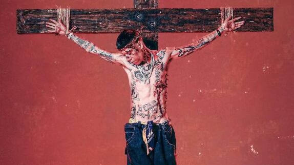 Santa Fe Klan pide perdón por fotos crucificado y se disculpa con dios