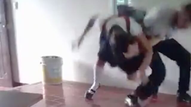 Estudiante agrediendo a compañero