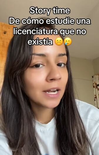 Joven contando en TikTok que estudió 4 años una licenciatura que no existe