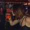 Joven quiere ligar ganando una competencia de tomar cerveza contra una guapa mujer; acaba desmayado y humillado (VIDEO)