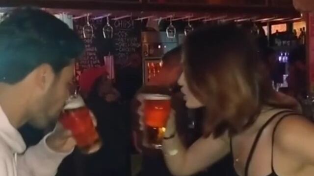 Jóvenes bebiendo cerveza