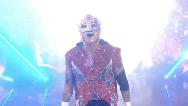 ¡De otro mundo! Así fue la brutal entrada de Rey Fénix en su debut la WWE