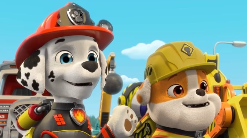 Rubble y Marshall de Paw Patrol construyen una estación de bomberos: