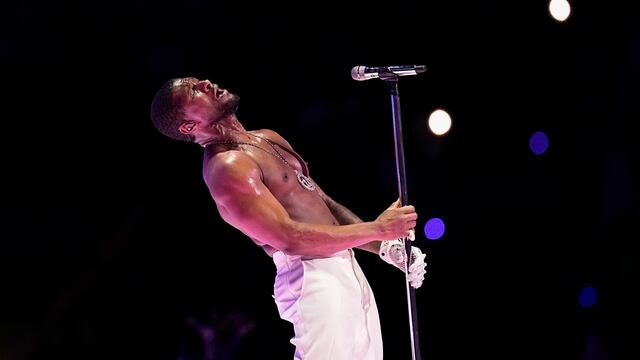 Usher en el show del medio tiempo del Super Bowl.