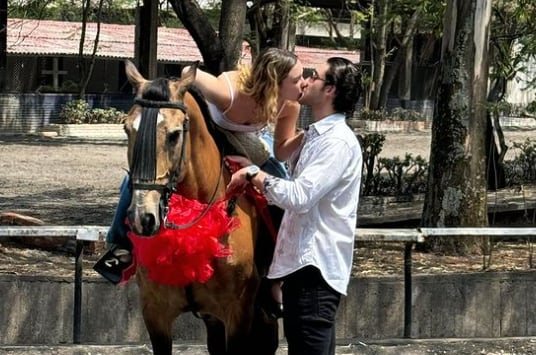 Mía Rubín Legarreta comparte más detalles de su nuevo caballo, regalo de su novio Tarik Othón
