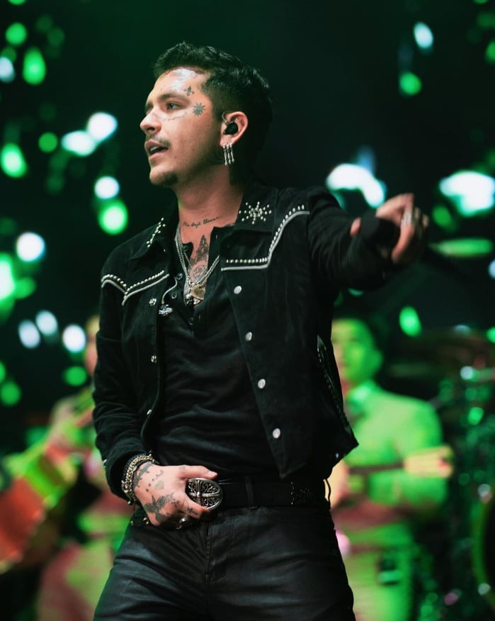 Christian Nodal muestra el gran tatuaje que tiene en la espalda y que muy pocos conocen