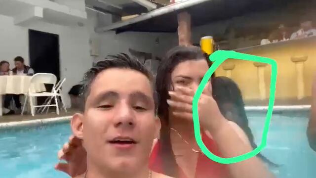 Mujer fantasma nada en alberca