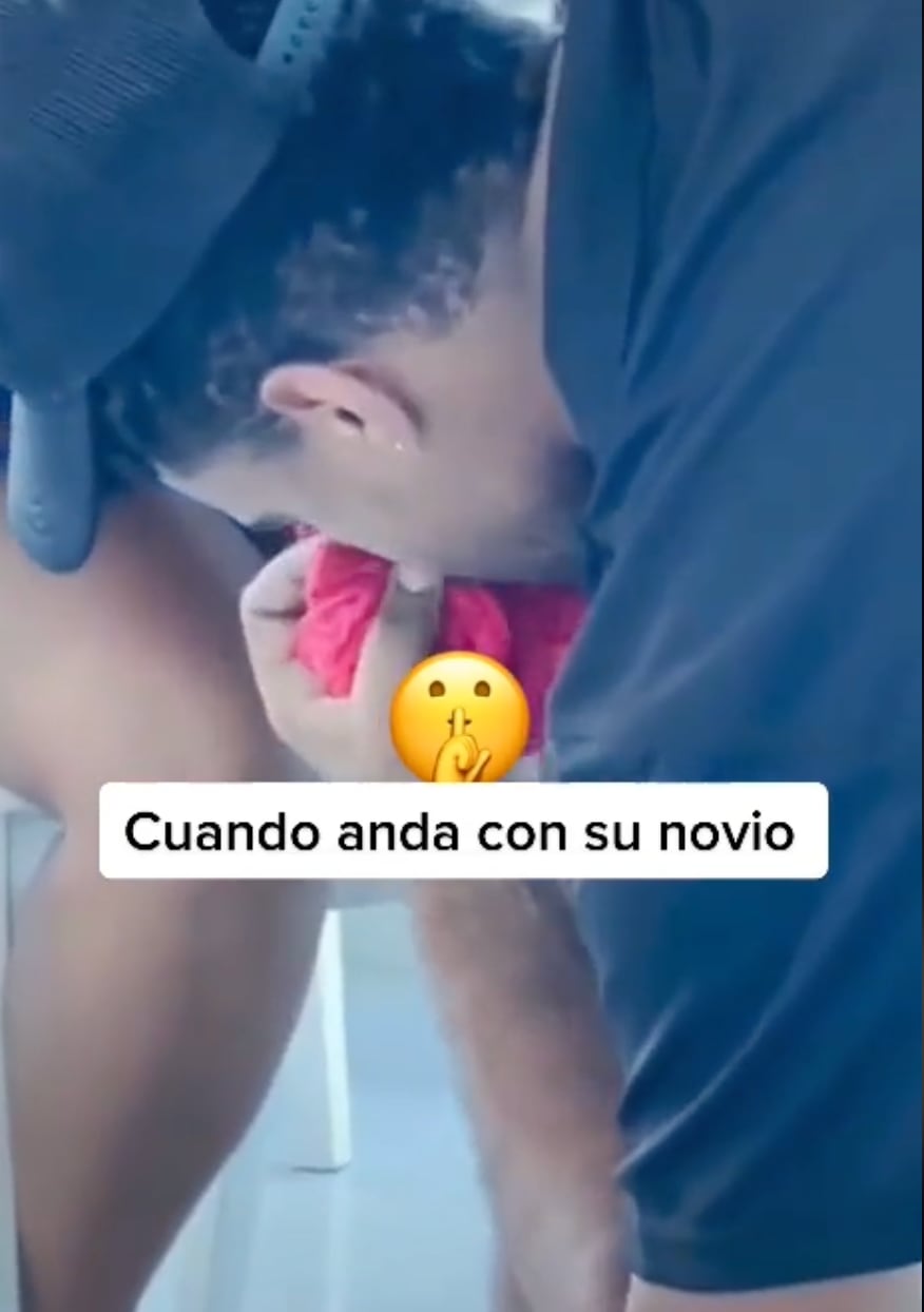 Amigo del novio oliendo el calzón