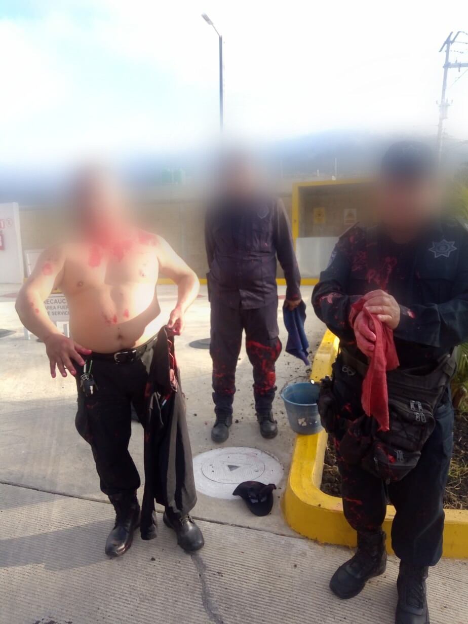 Un suboficial y un subinspector resultaron lesionados.