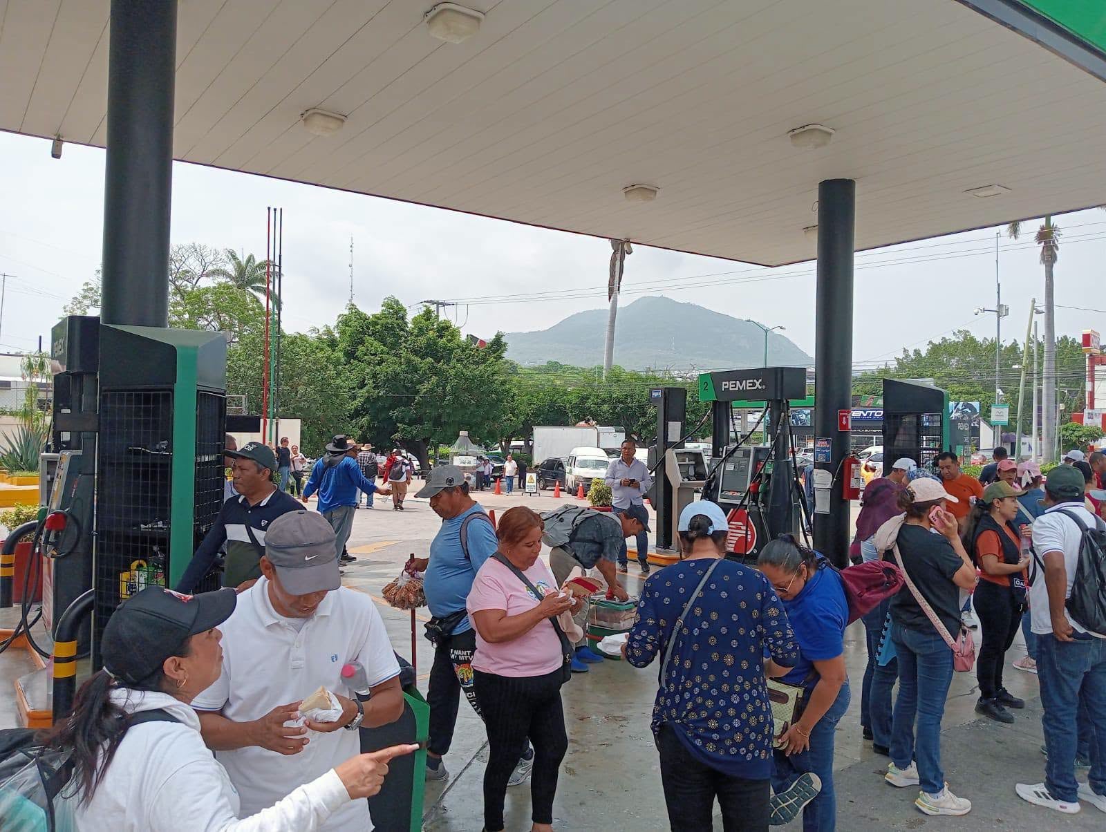 CNTE toma 13 gasolineras en Tuxtla Gutiérrez y regala combustible
