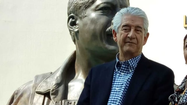 César Augusto y atrás de él una escultura de Colosio
