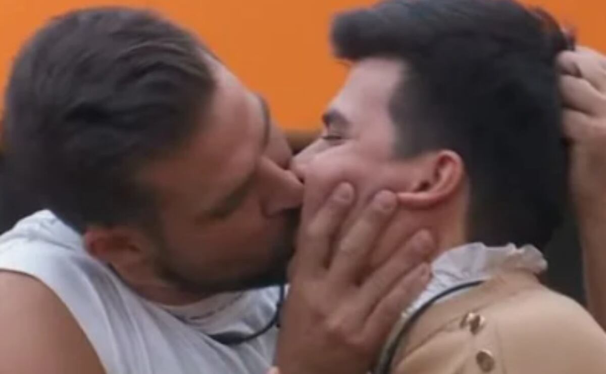La Divaza y Clovis Nienow protagonizan un incómodo beso en La Casa de los Famosos 4