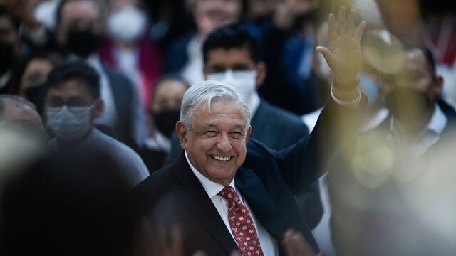 AMLO, señalado por populismo en la inauguración del AIFA