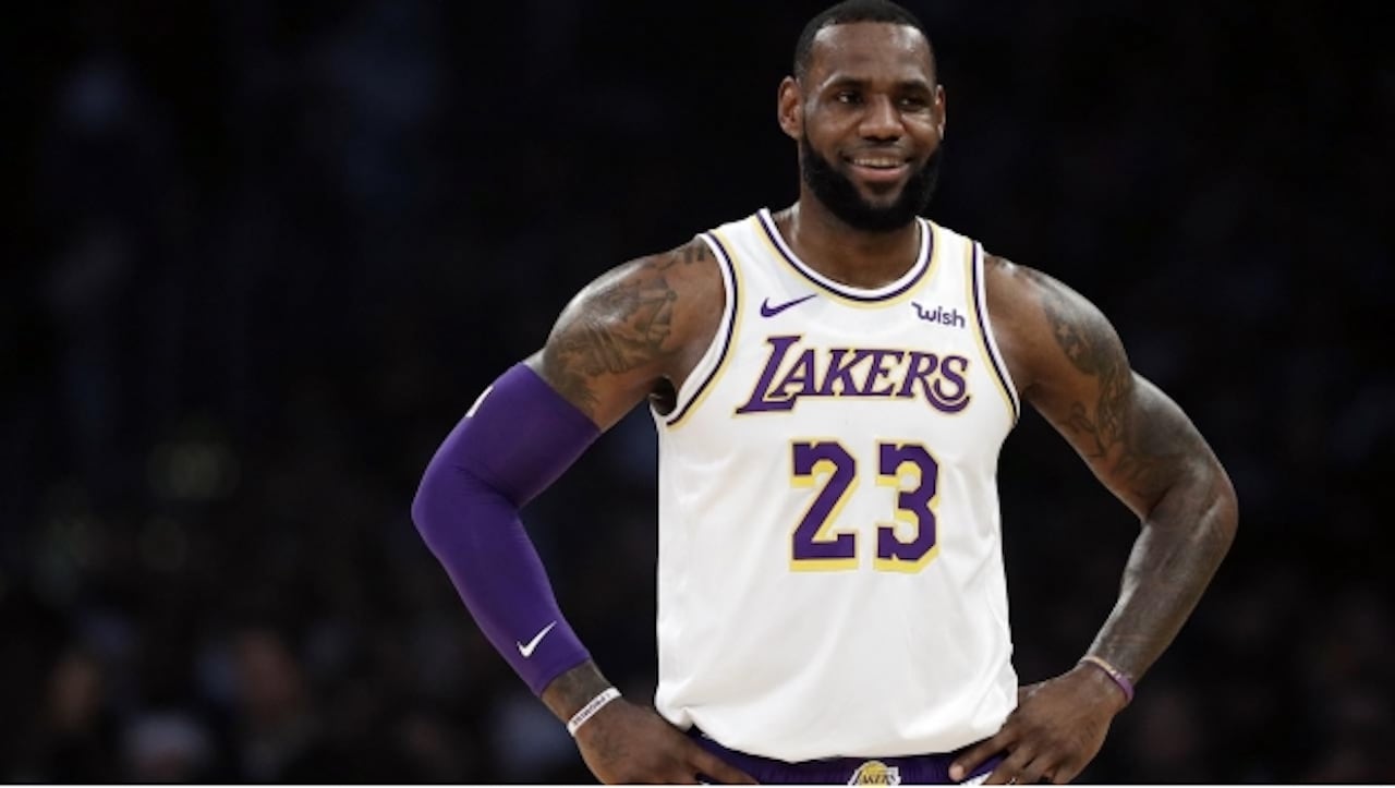 LeBron tuvo una noche histórica con los Lakers