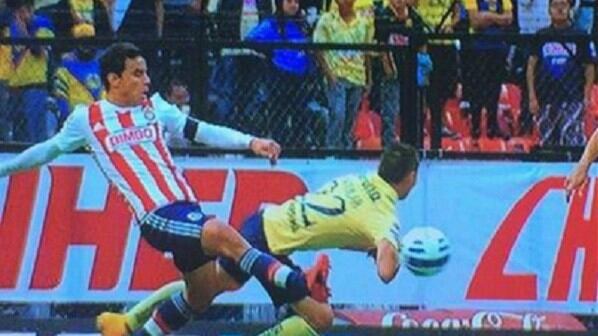 Evidente mano de Paul Aguilar dentro del área no fue señalada y el empate en el clásico se mantiene