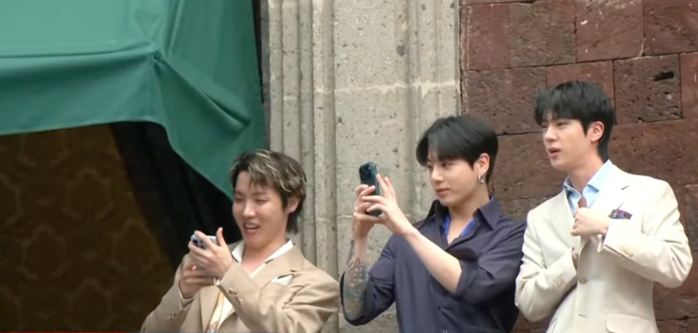 BTS sale al balcón de Palacio Nacional y desata euforia entre ARMY México