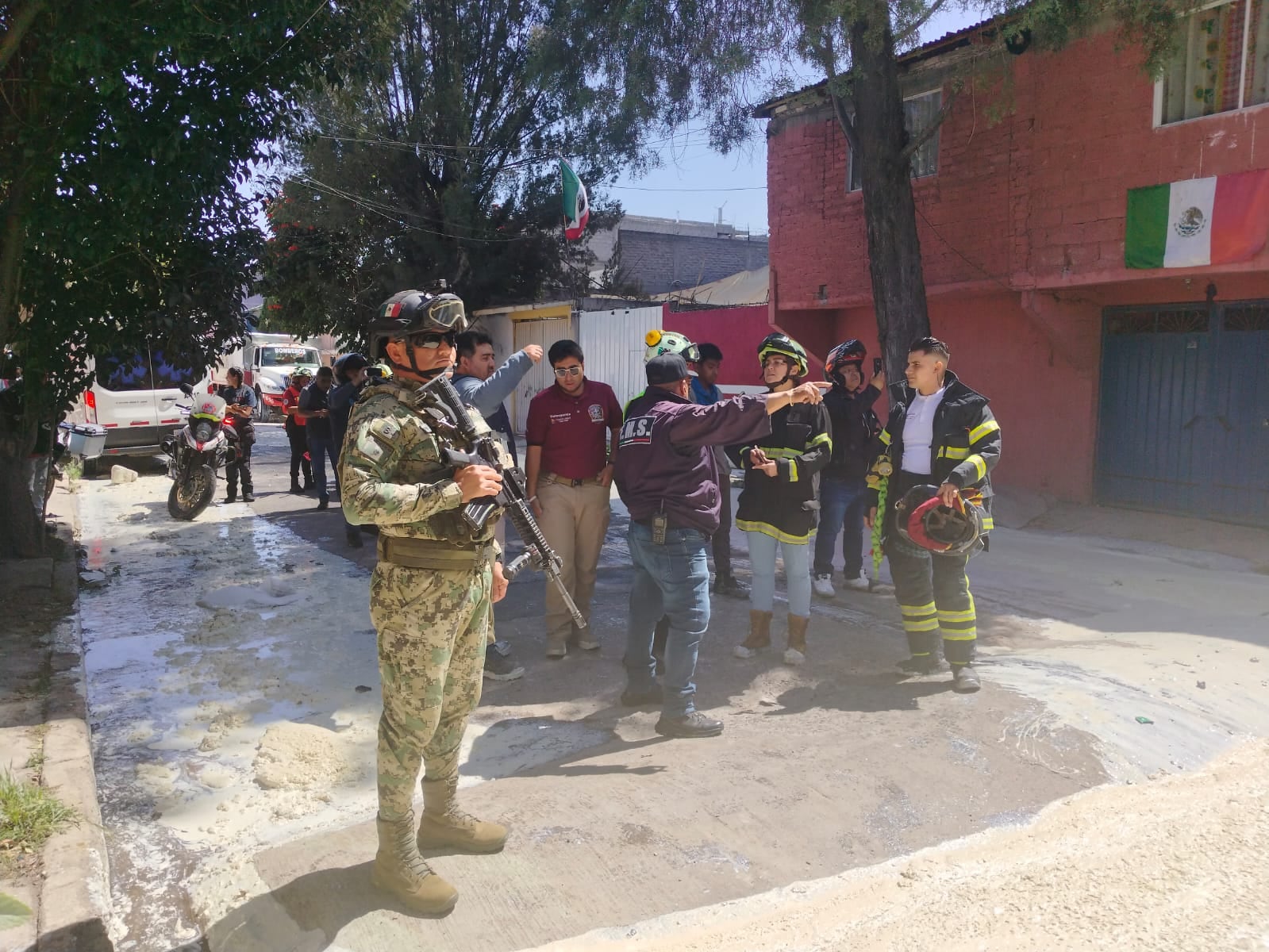 Bomberos de Ecatepec y municipios vecinos controlando incendio en fábrica de colchones