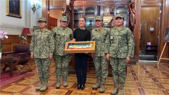 Claudia Sheinbaum presume confección de banda presidencial para el Grito de Independencia 2025