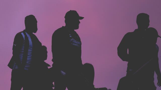 Fans de Chivas rumbo al Estadio