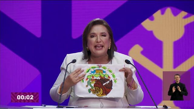 Xóchitl Gálvez cerró el primer debate presidencial con la bandera de México de cabeza