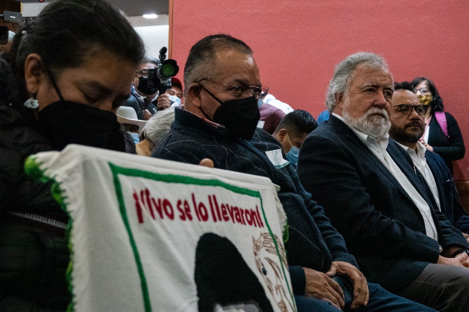 Alejandro Encinas junto a padres de los 43