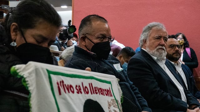 Alejandro Encinas junto a padres de los 43