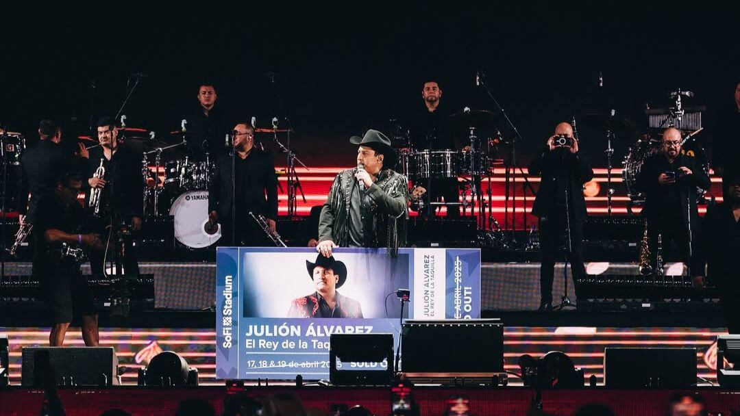 Julión Álvarez en el SoFi Stadium de Los Ángeles