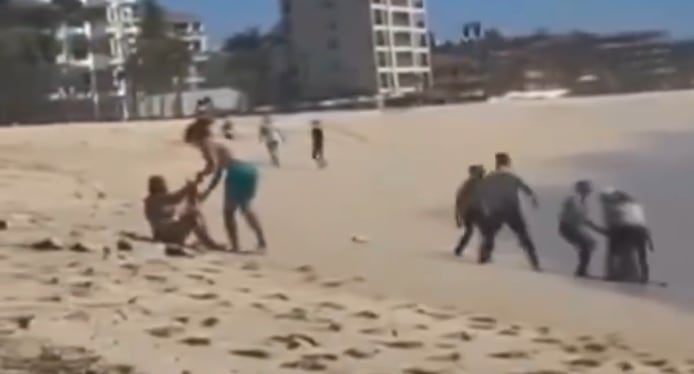Dos turistas adultos mayores de Estados Unidos fueron arrastrados por las olas en la playa Costa Azul de San José del Cabo, en Baja California Sur