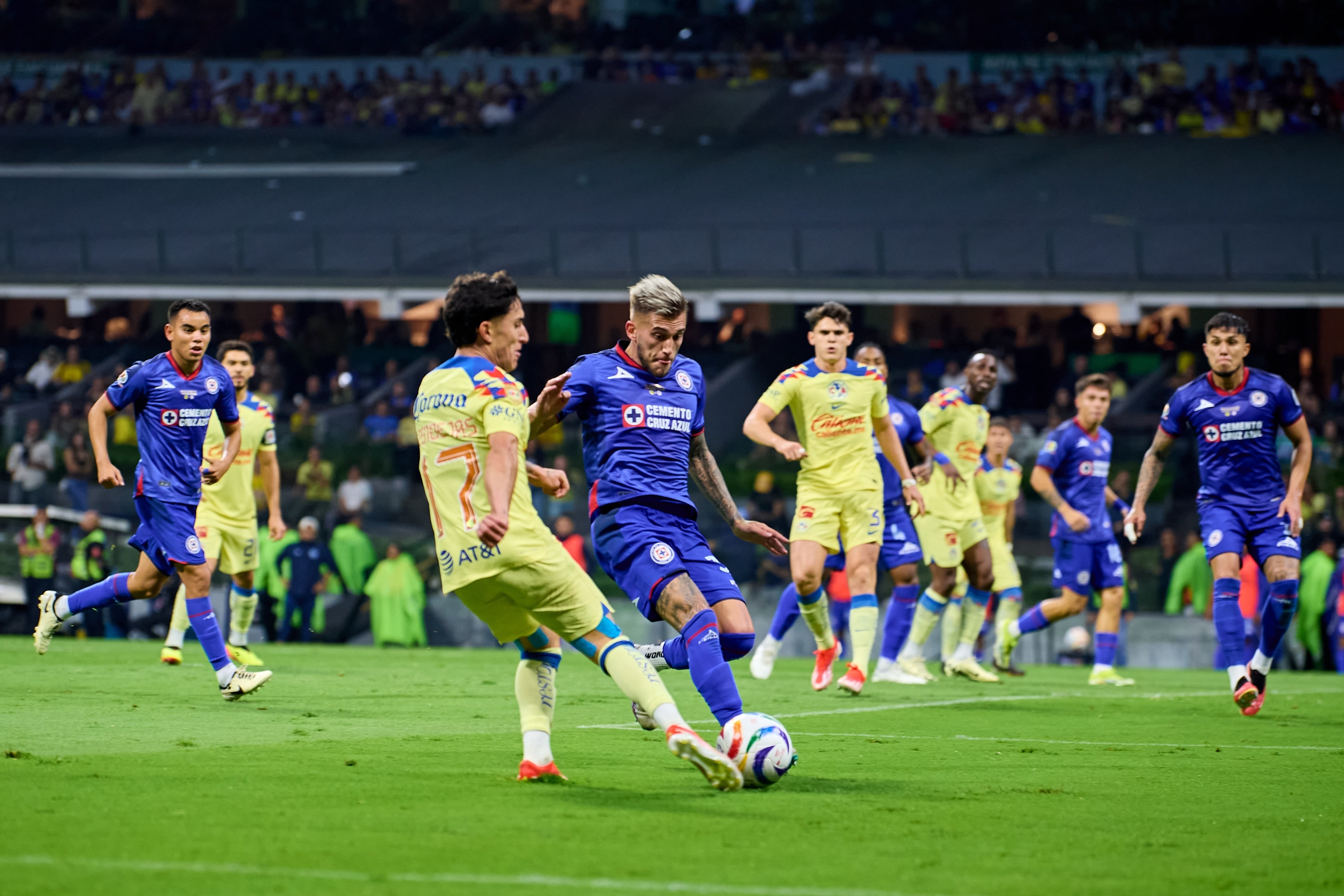 Gonzalo Piovi y Alejandro Zendejas en el América vs Cruz Azul.