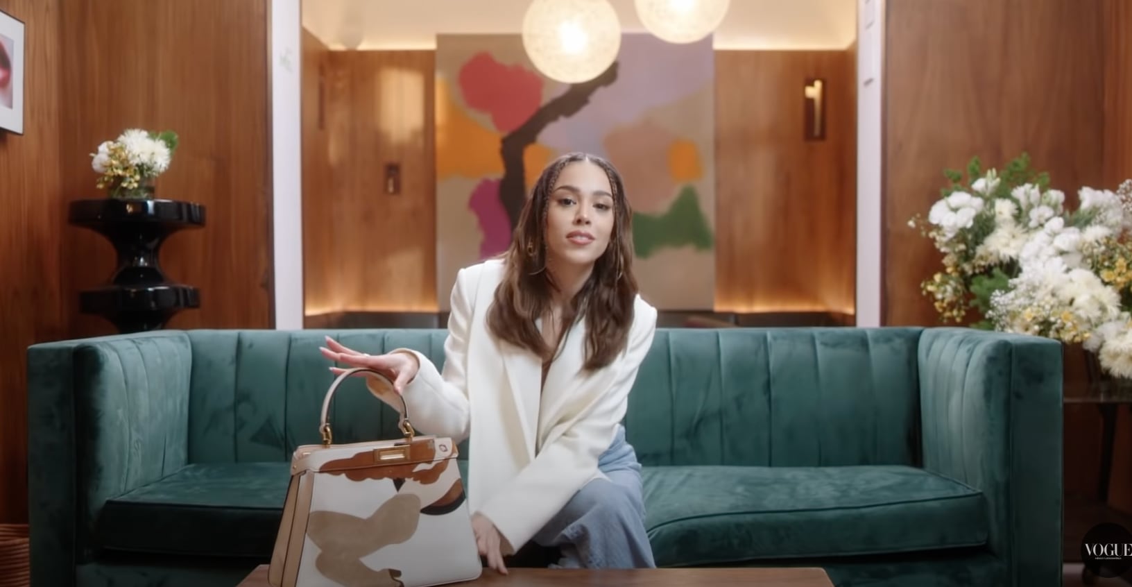 Danna Paola saca minibolsita y advierte que no se espanten: “Son brillitos”