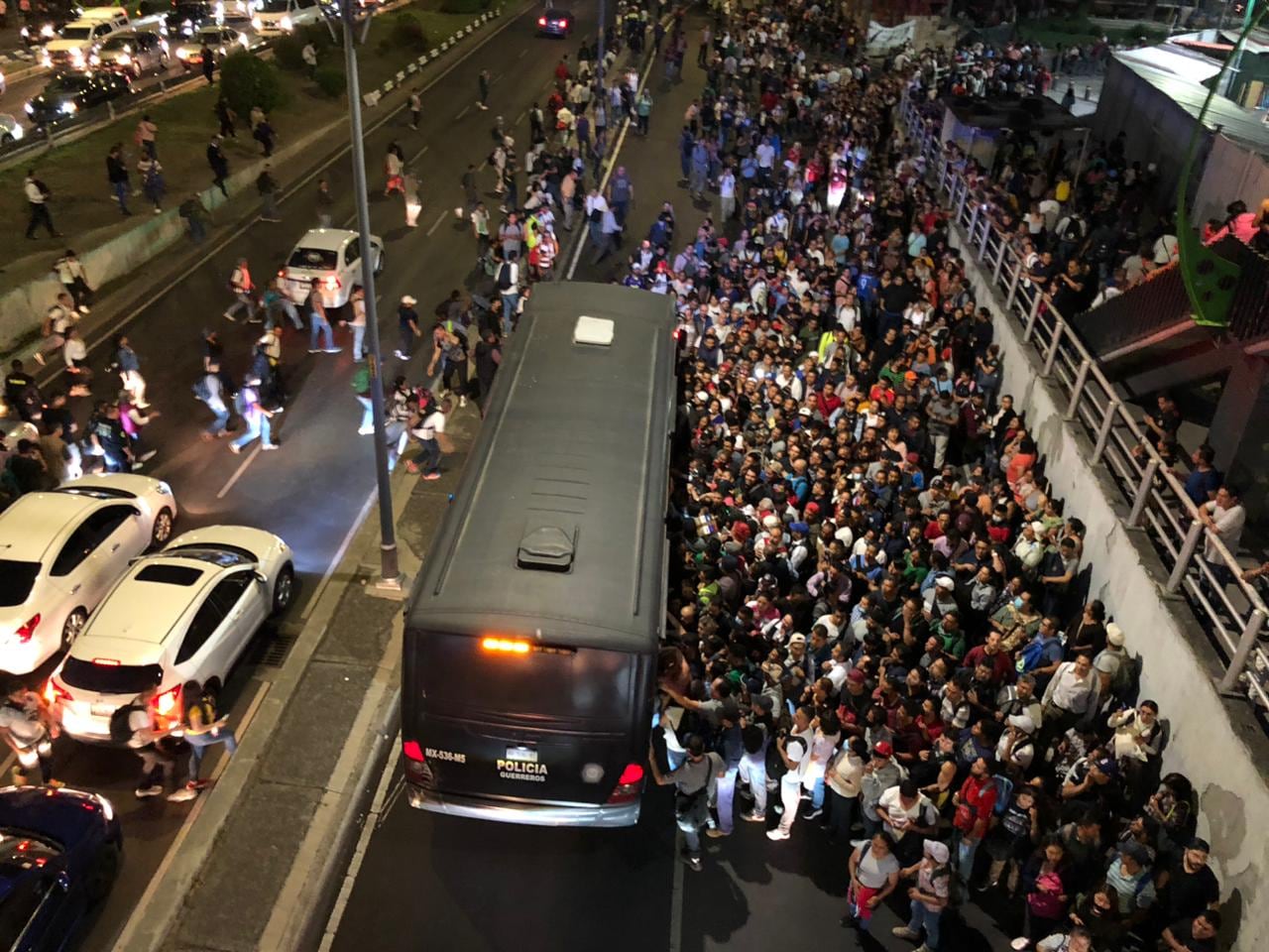 Caos por falta de servicio en la Línea 9 del Metro