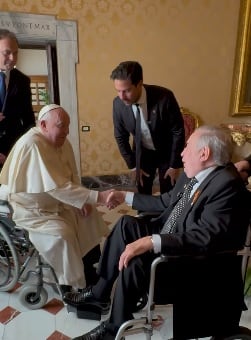 Dr. Simi, Víctor González, en reunión con el Papa Francisco.